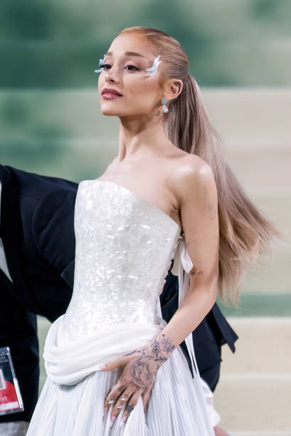 Singer/actress Ariana Grande attends the 2024 Met Gala Celebrating "Sleeping Beauties: Reawakening Fashion" at The Metropolitan Museum of Art on May 06, 2024 in New York City. (409×612)