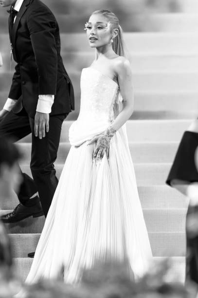 Singer/actress Ariana Grande attends the 2024 Met Gala Celebrating "Sleeping Beauties: Reawakening Fashion" at The Metropolitan Museum of Art on May 06, 2024 in New York City. (407×612)