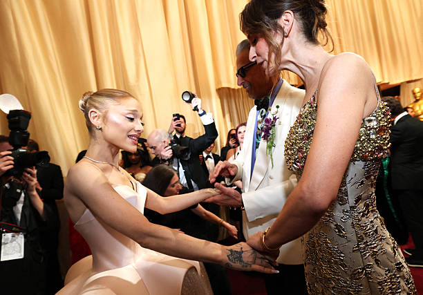 Singer-songwriter Ariana Grande greets US actor Jeff Goldblum and his wife Canadian dancer Emilie Goldblum at the 97th Annual Academy Awards at the Dolby Theatre in Hollywood, California on March 2, 2025. — frame 6/7 (612×427)