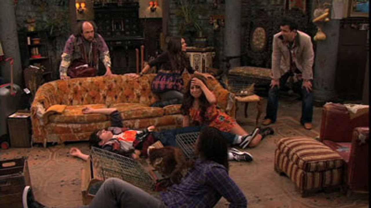 Victorious S02E06 — Locked Up (Ariana Grande as Cat Valentine) (400×224)