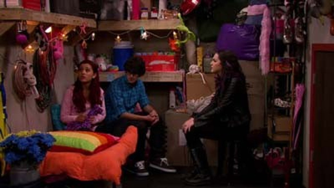 Victorious S04E12 — Star-Spangled Tori (Ariana Grande as Cat Valentine) (400×225)